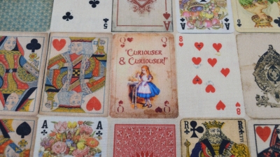 Digitaldruck mit Spielkarten, Kartendesign,, Digitaldruck ideal für Dekozwecken, Kissenstoff, Alice in Wonderland, Alice im Wunderland Stoff, Stoff mit Kartenset, Vintage, beigegrundig, bunt