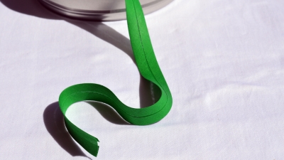 grünes Schrägband Einfassband in Grün Schrägbänder Band zum Einfassen einfassen umsäumen Maskenschrägband