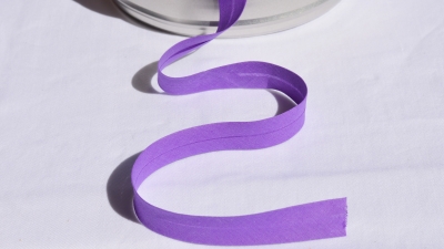 fliederfarbenes Schrägband Einfassband in Flieder  Schrägbänder Band zum Einfassen einfassen umsäumen Maskenschrägband