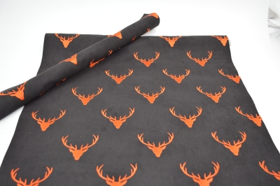 Stick-His, gestickte Hirsch, Deco-Line Eigenproduktion, Polstervelour mit gestickten Hirschköpfen, gestickte Hirschgeweihe, Möbelstoff mit Hirschköpfen,  Polsterstoff, gelasert,  Velourstoff schwarz mit grünen Hirschen, schwarzer Polstervelour mit silbern