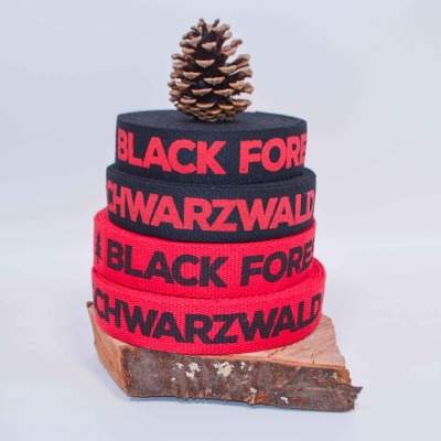 Black Forest Gurtband rot rotes Gurtband mit Black Forest Schwarzwald Schriftzug Black Forest Gurtband Gurtbänder Black Forest Schwarzwald rot schwarz  40 mm Gurtbänder Black Forest rot schwarz schwarz Gurtband Black Forest in 38 mm Taschen Taschengurtban