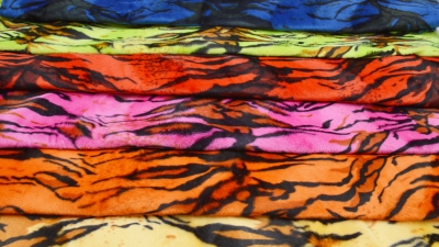 rotes Fellimitat roter Tiger Tigerkunstfell Kunstfell Tigerstreifen Fellstoff mit Tigermuster gelb orange pink rot grün blau