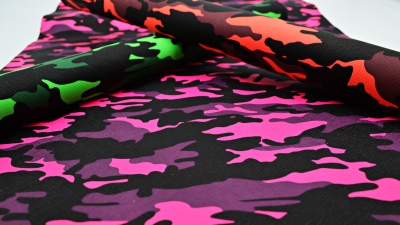 Neon Camouflage Kunstleder Lederimitat Camouflage Polsterleder Polsterkunstleder in Neon Camouflage Muster Tarnmuster Kunstleder kaschierte Rückseite mit Fleece Neon Kunstleder mit Struktur in Neongrün Neonpink Neonorange