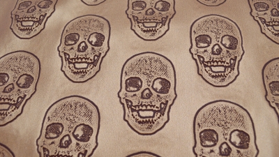 Skulls Kunstleder mit Totenkopf Totenkopfstoff in Bronze, bronzefarbenes Kunstleder mit skulls Skulls Skull skull Bezugsstoff Möbelbezugsstoff mit Totenköpfen - Stoff mit Totenkopf silber glänzend, weiß, schwarz, matt, silbern, bronze