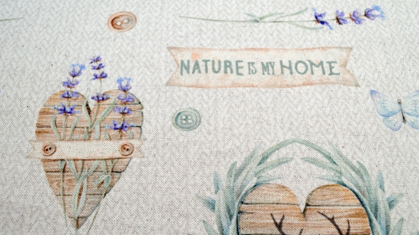 Dekostoff, Digitaldruck, naturgrundig mit Holzherzen, Stoff im Landhausstil, beige, Lavendelstoff, Stoff mit Lavendel, Schmetterlinge, Stoff mit Knöpfen, Schriftzug Nature is my Home