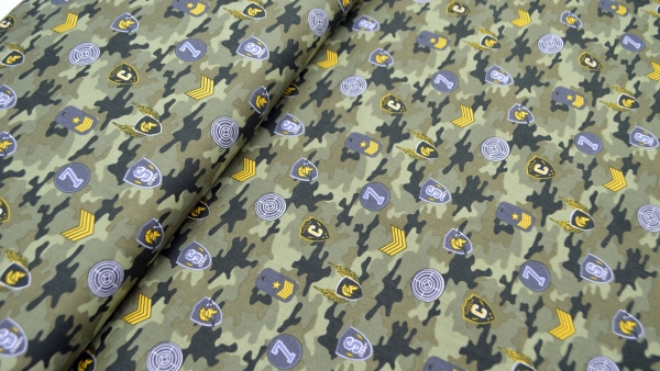 SStoff mit Camouflage Sticker Miliätrlogo Grüner Camouflage Baumwolle mit Tarnmuster getarnt olives Camouflage