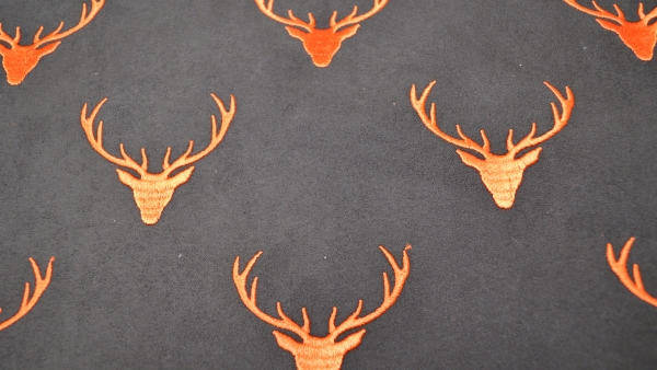 Stick-His, gestickte Hirsch, Deco-Line Eigenproduktion, Polstervelour mit gestickten Hirschköpfen, gestickte Hirschgeweihe, Möbelstoff mit Hirschköpfen,  Polsterstoff, gelasert,  Velourstoff schwarz mit orangenen Hirschen, schwarzer Polstervelour mit Oran