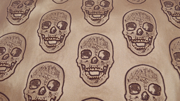 Skulls Kunstleder mit Totenkopf Totenkopfstoff in Bronze, bronzefarbenes Kunstleder mit skulls Skulls Skull skull Bezugsstoff Möbelbezugsstoff mit Totenköpfen - Stoff mit Totenkopf silber glänzend, weiß, schwarz, matt, silbern, bronze